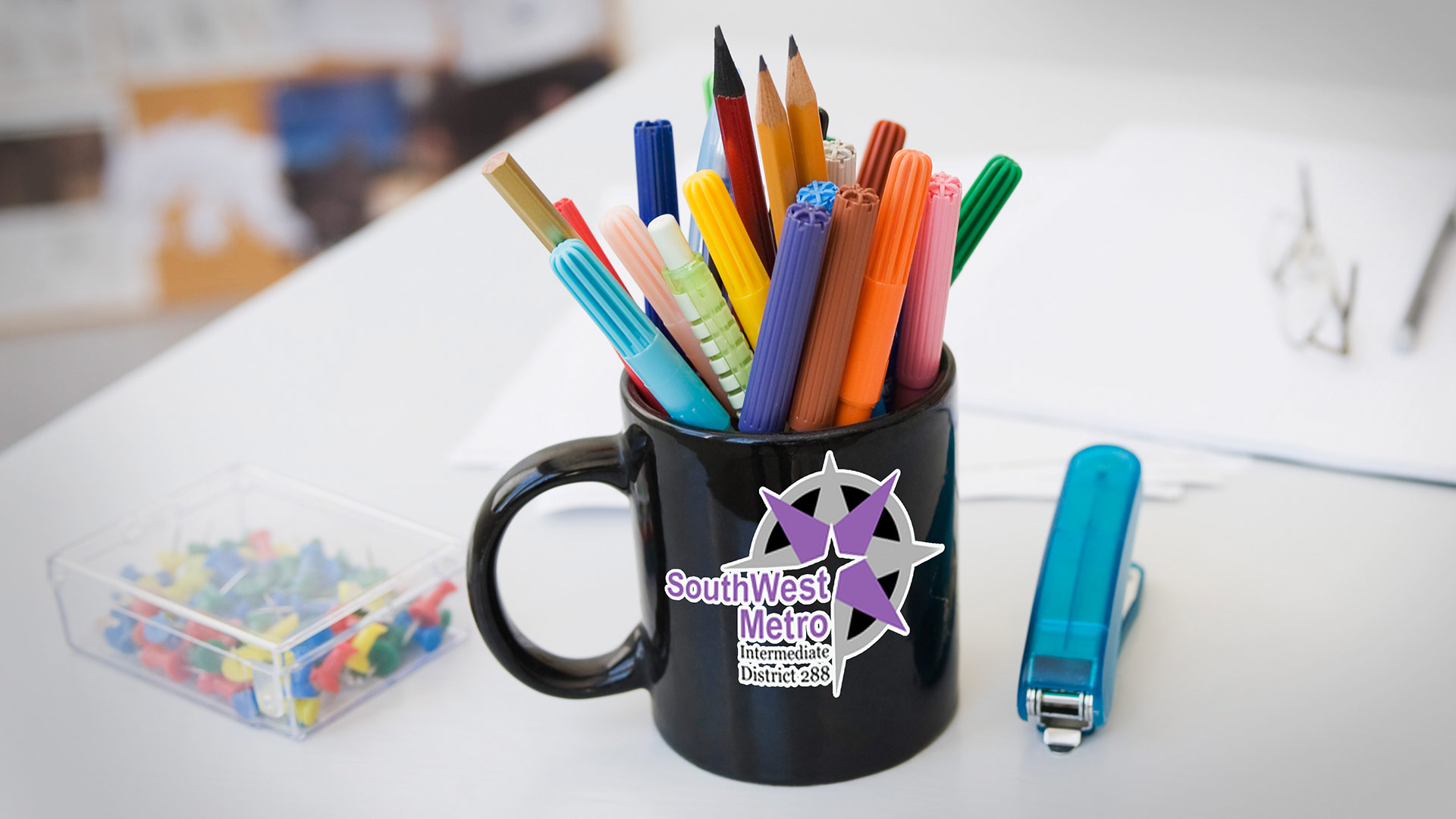 A mug full of colored pens